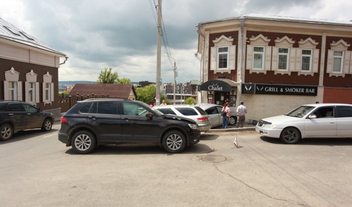 Volkswagen и Toyota Prius не поделили дорогу в центре Иркутска (Фоторепортаж)