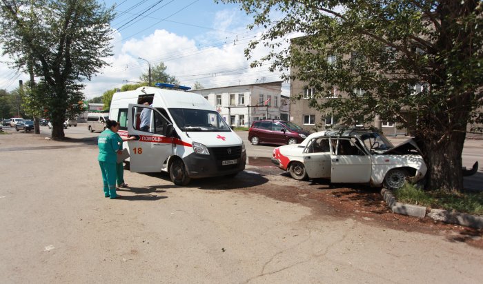 Скончались два пассажира «Волги», которая влетела в дерево на Рабочего Штаба в Иркутске