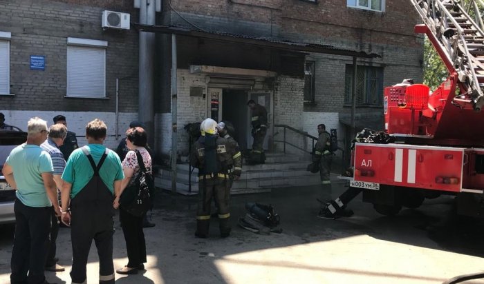 Шесть человек эвакуировались из горящего здания в Шелехове