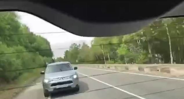 В Приангарье водитель несколько раз въехал в машину с детьми (Видео)
