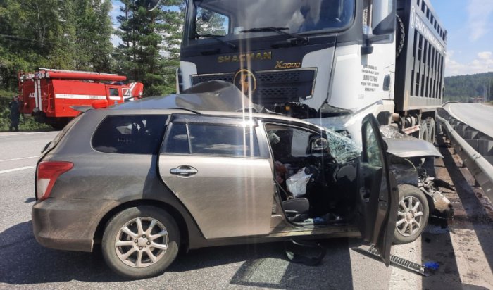 Автомобиль столкнулся с грузовиком в Ангарске