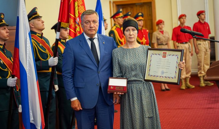 Матери Эдуарда Дьяконов передана посмертная награда Героя России ее сына