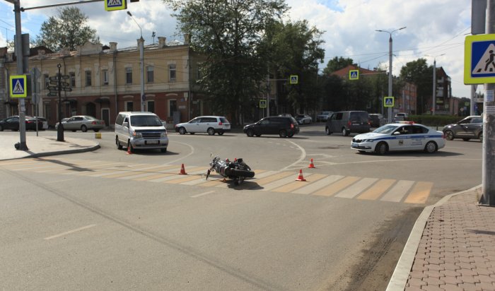 Мотоцикл и микроавтобус столкнулись недалеко от «Фортуны» в Иркутске