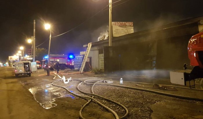 Автосервис горел ночью на Олега Кошевого в Иркутске
