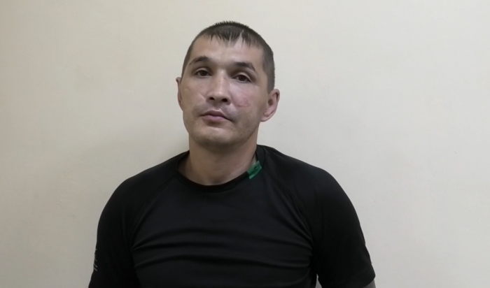 Пьяный мужчина пришел с топором на детскую площадку в Иркутске (Видео)