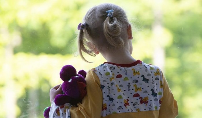 В Иркутске пятилетняя девочка сутки сидела одна в квартире