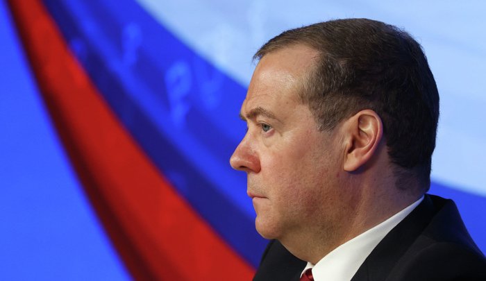 Медведев назвал Зеленского клоуном и сравнил его с Гитлером