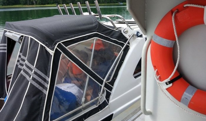 На Байкале спасли туристов со сломанного катера