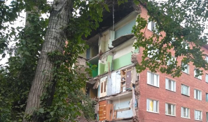 В Омске частично обрушился пятиэтажный дом (Видео)
