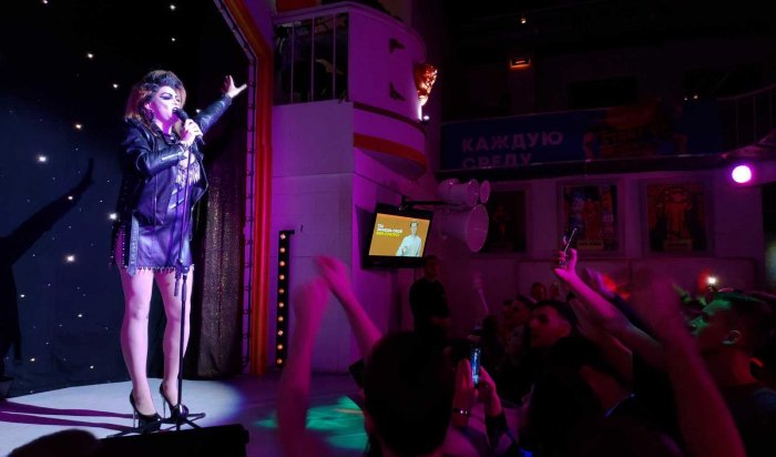 Геи и трансгендеры устроили массовую драку у дверей гей-клуба (Видео)