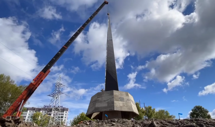 25-метровый шпиль стелы «Город трудовой доблести» установили в Иркутске