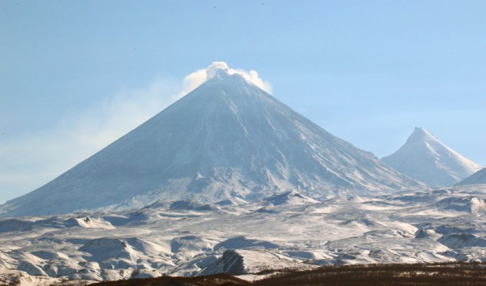 Спасатели эвакуировали с Ключевского вулкана тела погибших туристов
