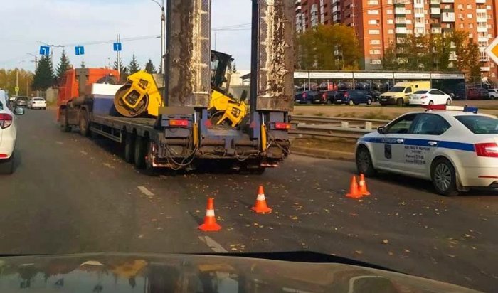 В Иркутске каток упал с платформы при перевозке