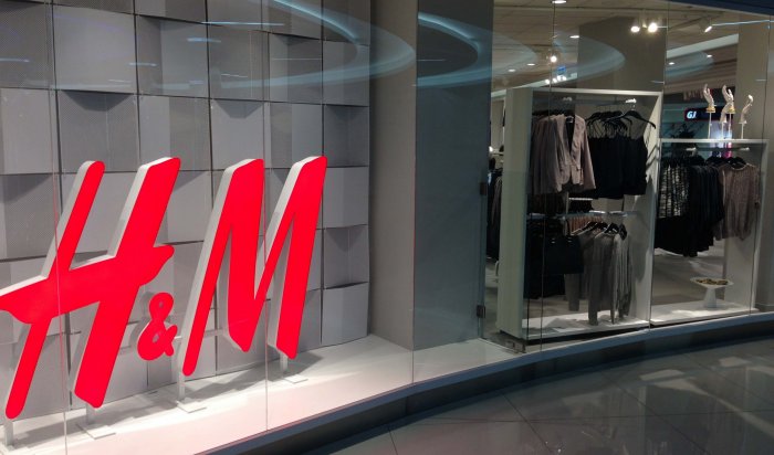 «Известия»: компания H&M начала поставлять в свои магазины в России новую коллекцию