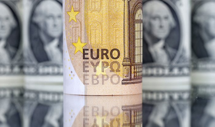 Впервые с 2002 года курс евро к доллару опустился ниже 0,9859 $