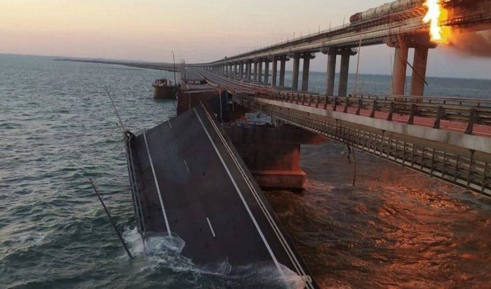 На Крымском мосту загорелась топливная цистерна (Видео)