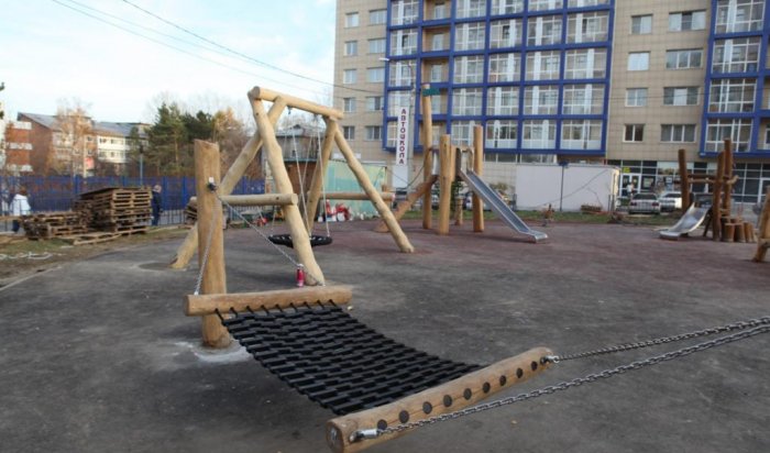 В иркутском сквере «Прогресс» установили две детские площадки