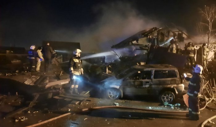 В Иркутске в Ново-Ленино упал самолет на жилой дом (Видео)