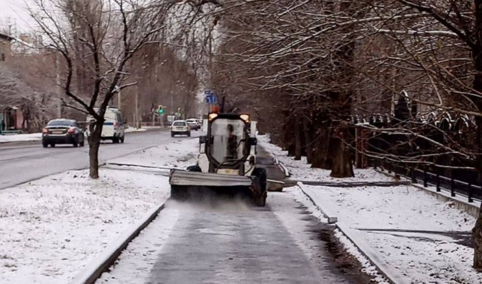 30 октября иркутские коммунальные службы убирают снег с улиц города
