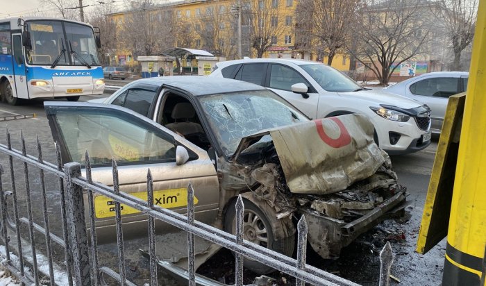 Таксист погиб при столкновении с автобусом в Ангарске