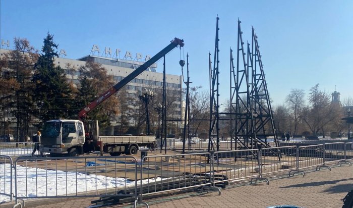 В сквере Кирова в Иркутске начали устанавливать новогоднюю елку