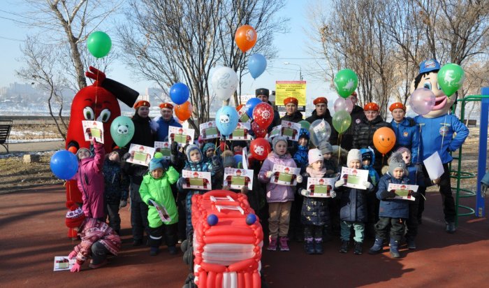 Детскую игровую площадку открыли рядом с памятником Александру III в Иркутске
