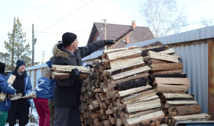 В Иркутске семьям мобилизованных, проживающим в частных домах, помогают в приобретении дров