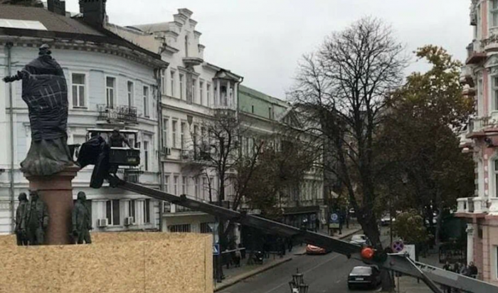В Одессе начали демонтировать памятник Екатерине II
