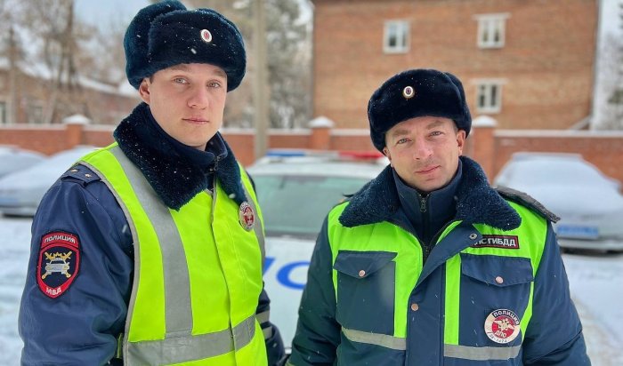 В Иркутске инспекторы ДПС помогли отвезти в больницу младенца, которому стало тяжело дышать