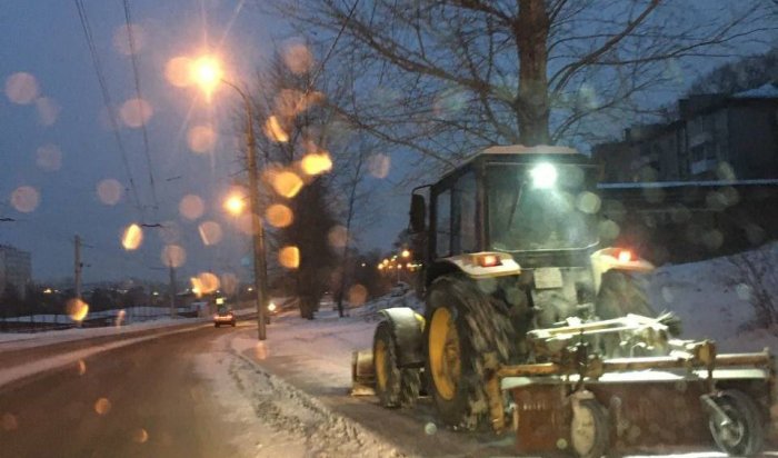 Более 40 единиц техники убирали снег ночью 10 ноября