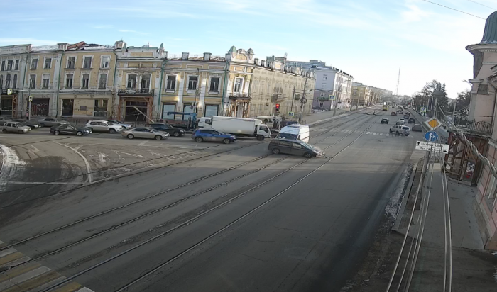 Машина скорой помощи и универсал столкнулись в центре Иркутска (Видео)