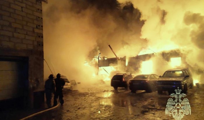 На Ипподромной в Иркутске ночью 25 ноября горело два автосервиса и жилой дом