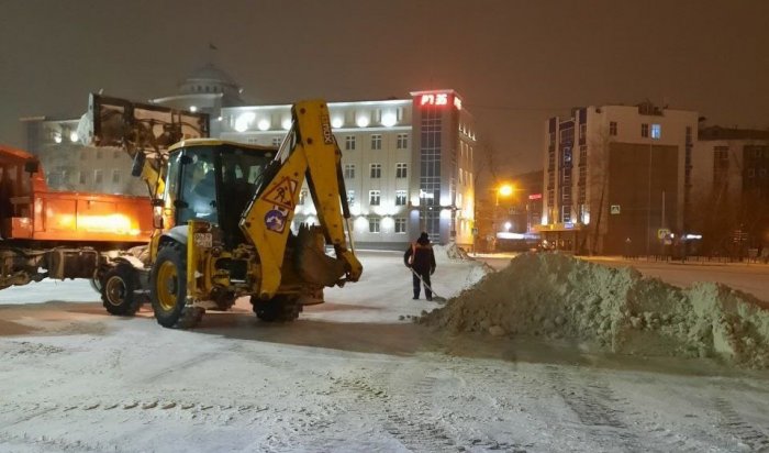 Дорожные службы Иркутска с ночи расчищают улицы от снега