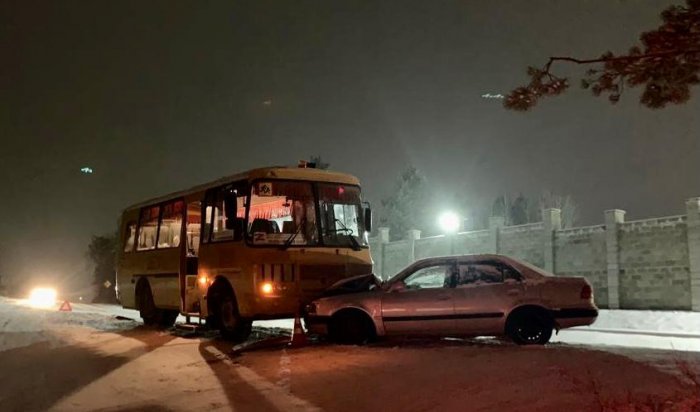 Школьный автобус и автомобиль столкнулись в поселке Маркова