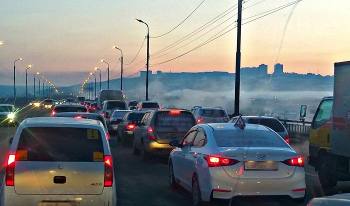 На дорогах Иркутска образовались девятибалльные пробки