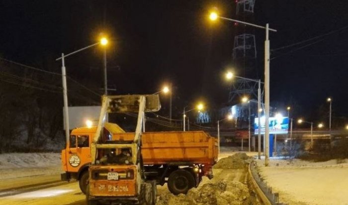 Более 100 единиц техники работает на улицах Иркутска после снегопада