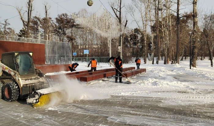 В выходные дни в Иркутске усилена работа по уборке дорог и тротуаров