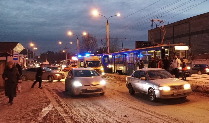 Автомобиль сбил двух людей, выходивших из трамвая, на Фридриха Энгельса в Иркутске