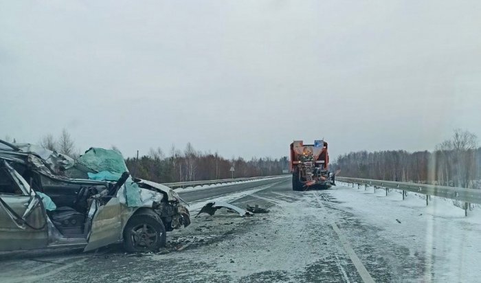 На трассе «Сибирь» легковушка столкнулась со снегоуборочной машиной