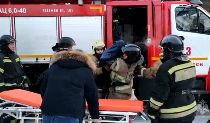 Иркутские огнеборцы спасли женщину на пожаре в Рабочем