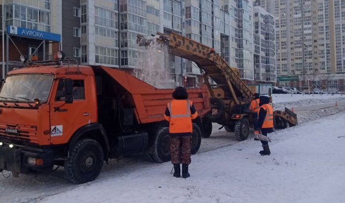 372 дворника убирают снег в Свердловском округе Иркутска