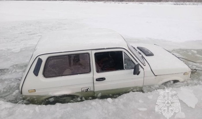 За сутки два автомобиля провалились под лед на реке Оке в Зиминском районе