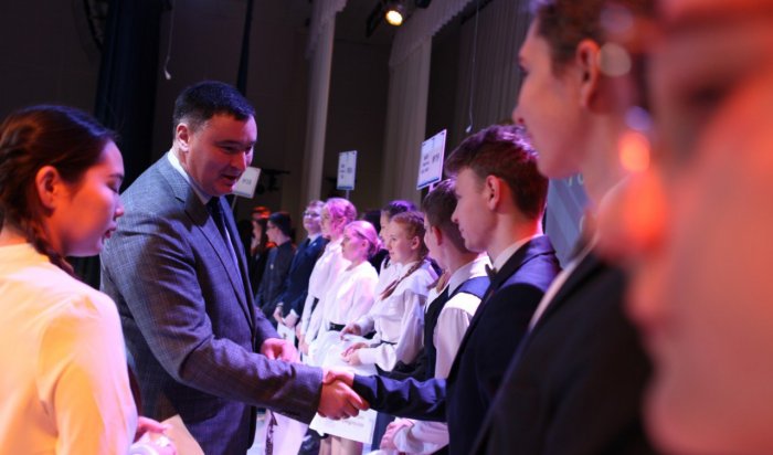300 лучших учеников Иркутска получили стипендии мэра города