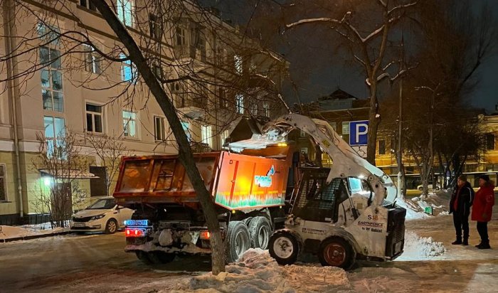 Почти две тысячи тонн снега вывезли за ночь с улиц Иркутска