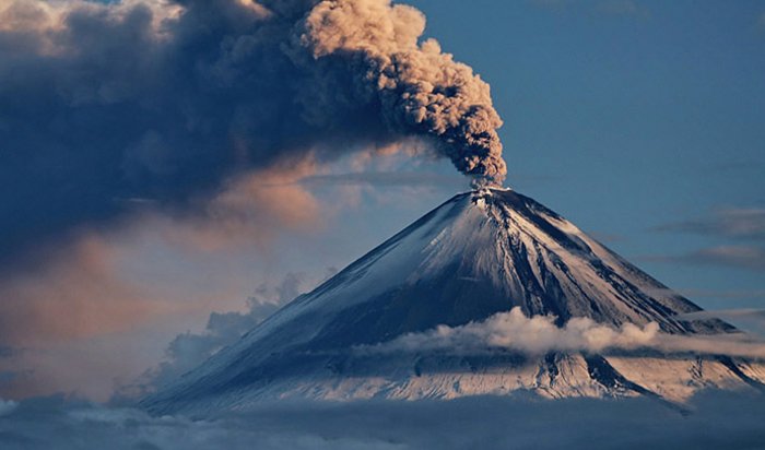 Вулкан Шивелуч на Камчатке выбросил пепел на высоту до 4 тыс. м