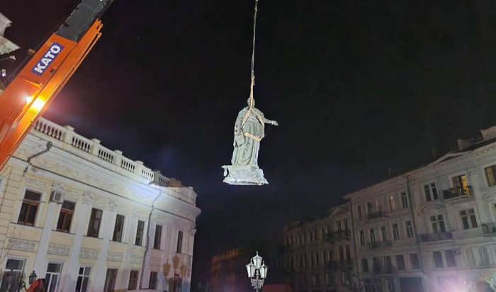 В Одессе демонтировали памятники Екатерине II и ее сподвижникам