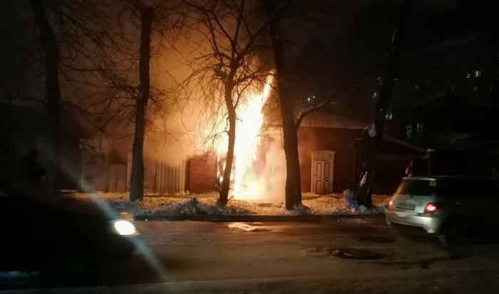 В Иркутске на Киевской горел деревянный дом (Видео)