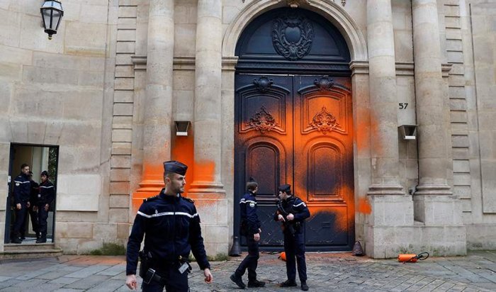 Экоактивисты облили краской фасад резиденции премьер-министра Франции