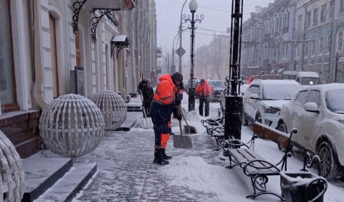 В связи со снегопадом в Иркутске дорожные службы работают в усиленном режиме