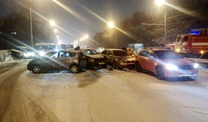 Семь машин столкнулись на улице Байкальской в Иркутске